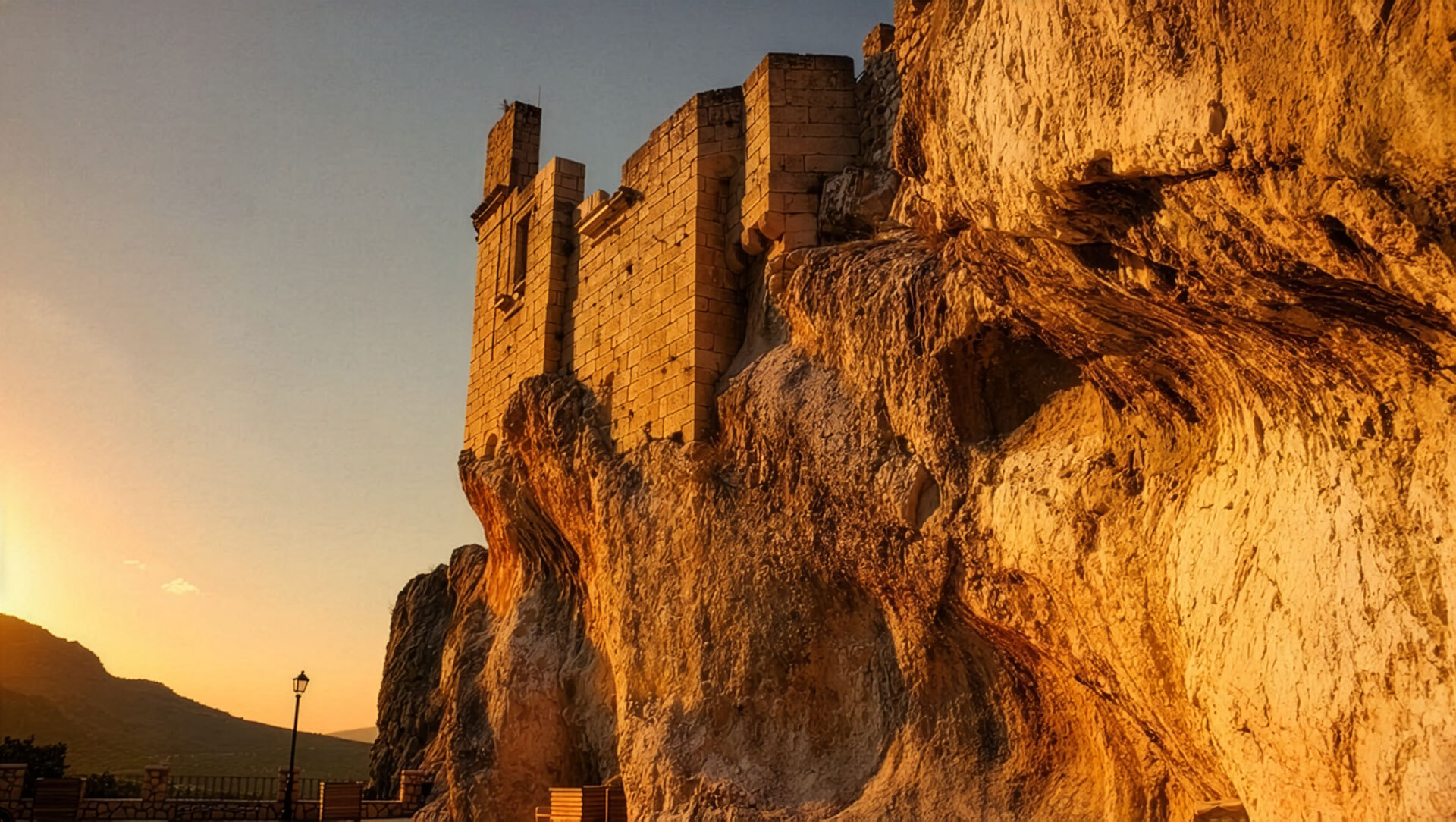 Castillo und weißes Dorf Zuheros vom Mirador de la Villa