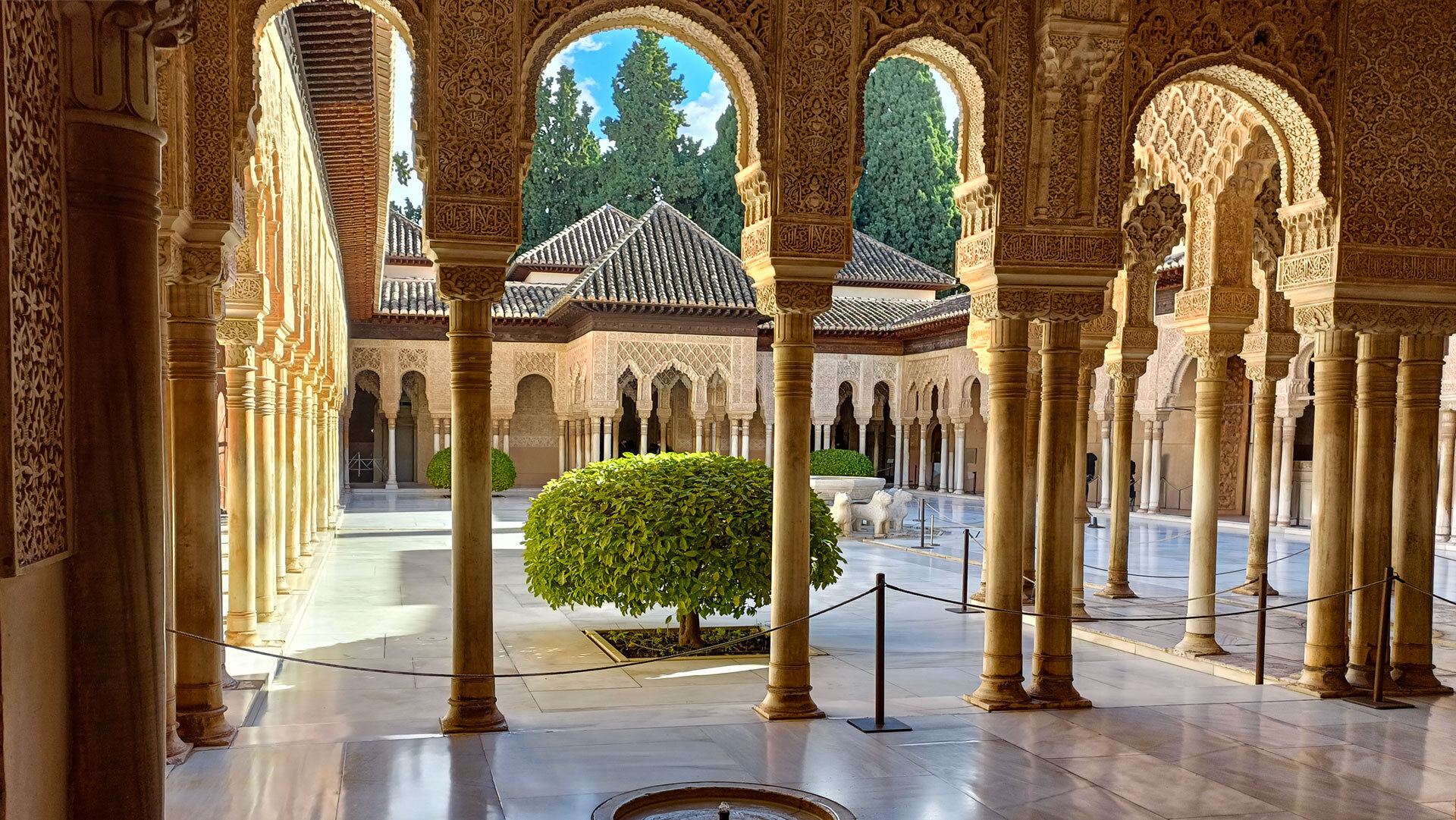 Der Palast der Löwen im Herzen der Alhambra