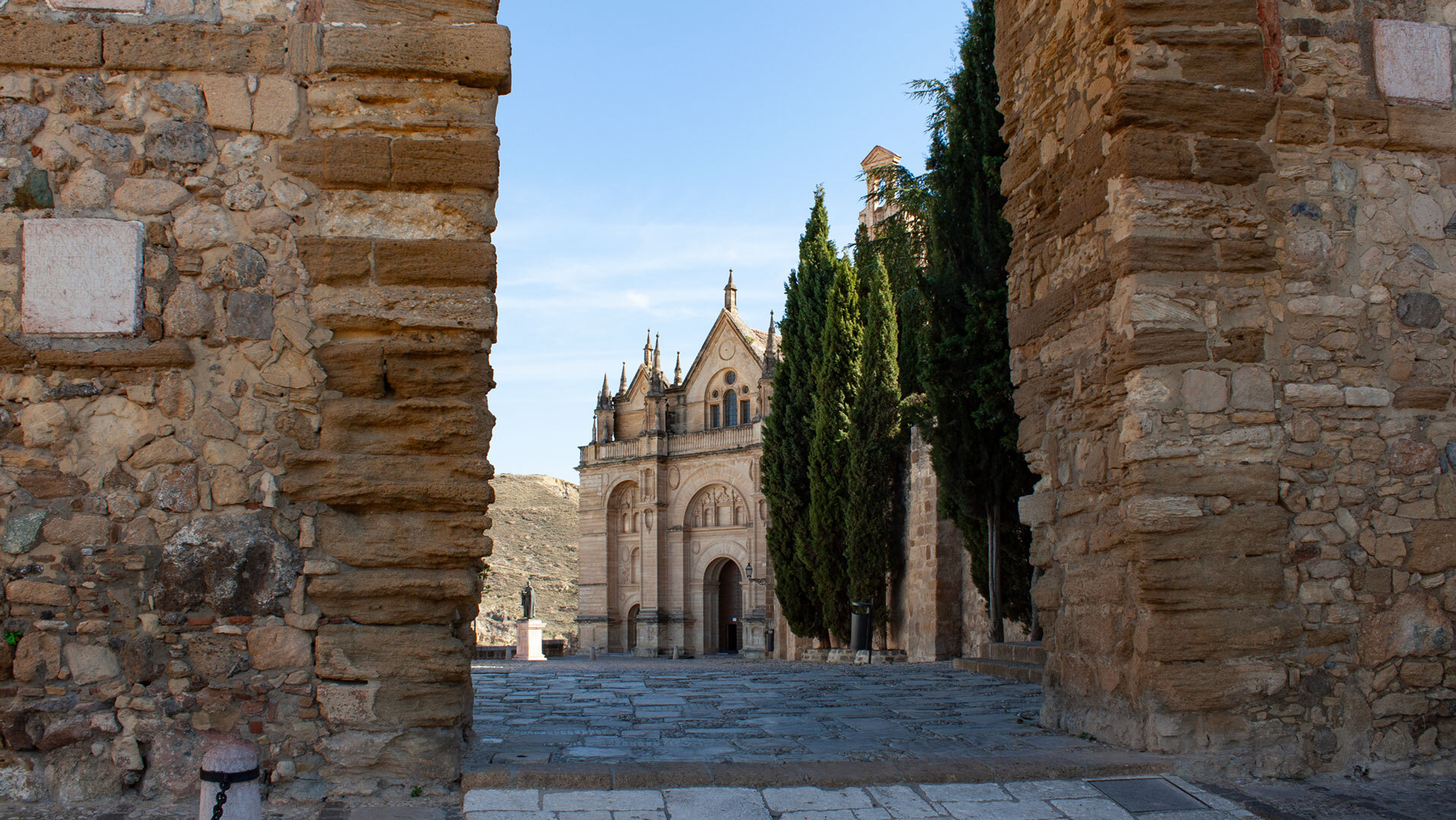 Blick auf die Real Collegiata de Santa Maria La Mayor durch das Tor zu ihr und der Alczaba