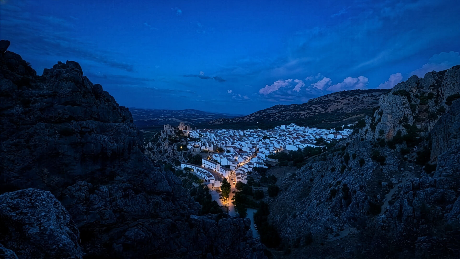Aufnahme zur blauen Stunde von den Klippen über der Schlucht auf Zuheros