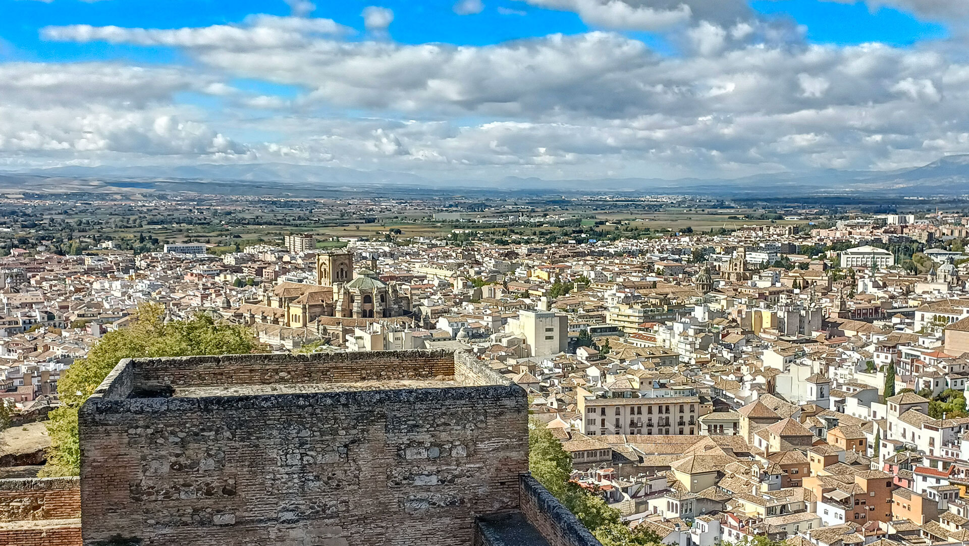 Blick über die Dächer von Granada von der Alhambra aus.
