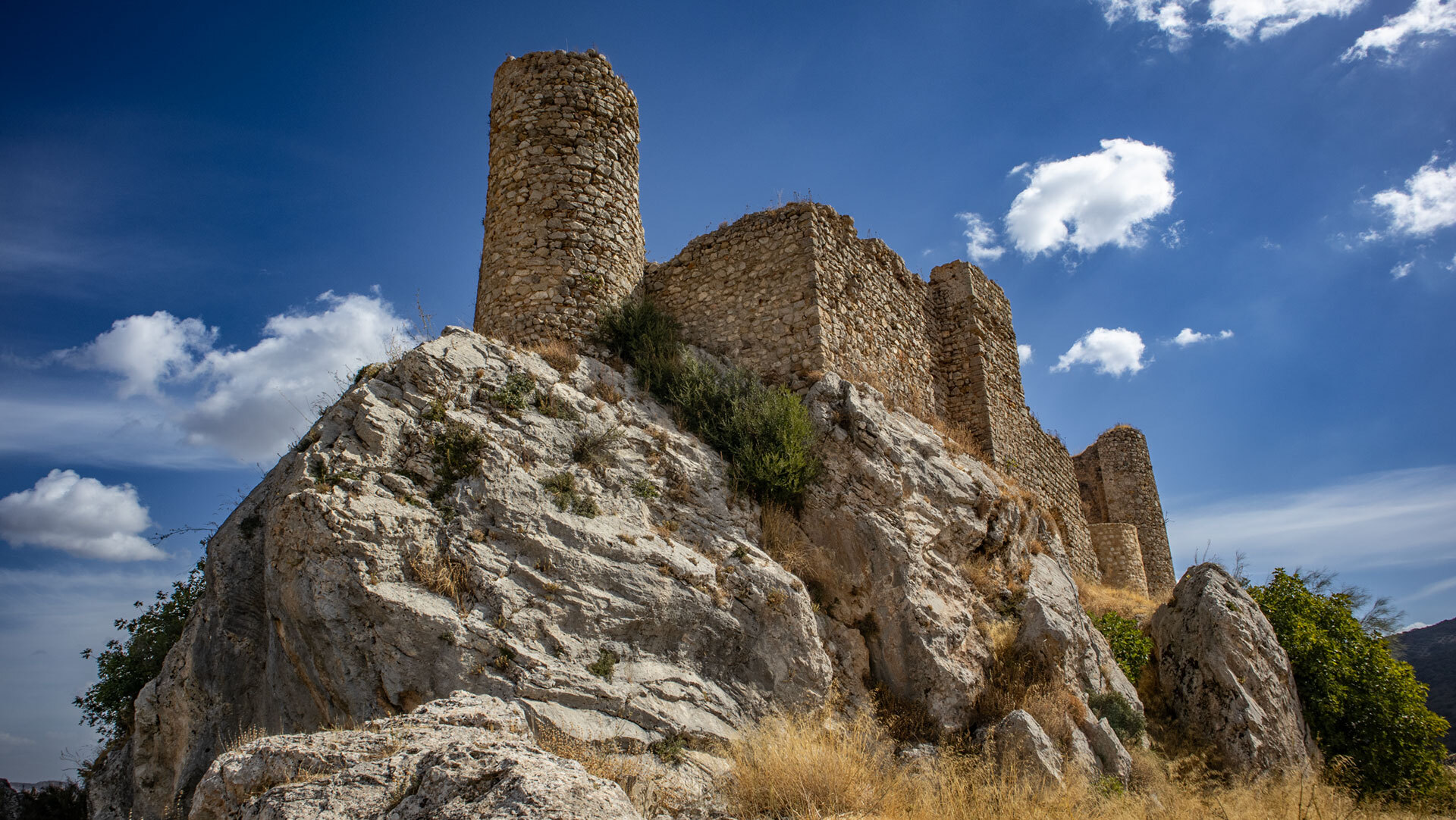 Die mittelalterliche Burg Castillo de Carcabuey mit Ursprüngen aus dem 9. Jahrhundert