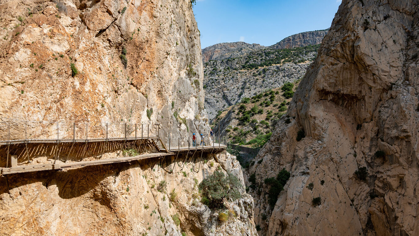 Holzstege des Caminito del Rey an der Felswand – täglich limitierte Besucherzahl macht frühe Buchung notwendig