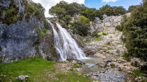 Der Wasserfall Chorrera de Arriba im Frühling – aktiv nur zwischen November und Mai, mit Höhepunkt im März und April.