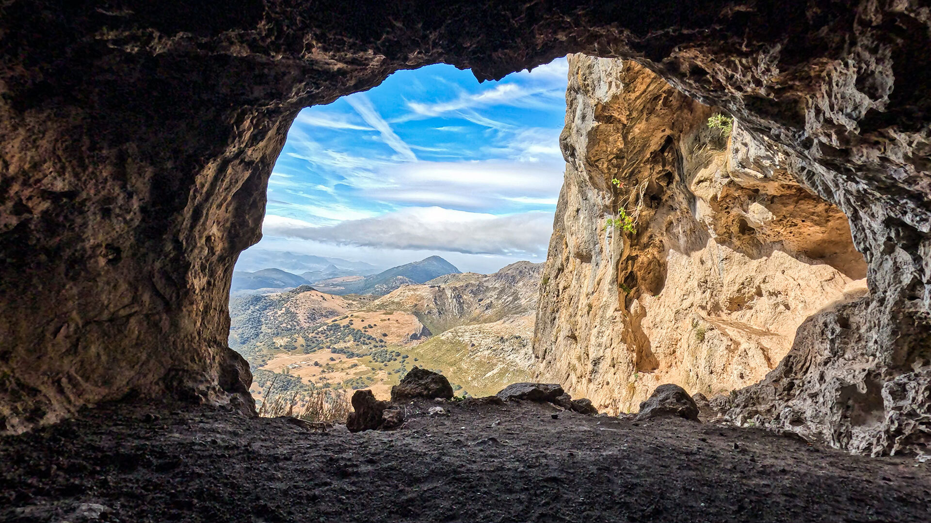 Blick aus der Cueva del Morrión – einst Hirten-Unterschlupf, heute Aussichtspunkt mit Sicht bis zur Sierra Nevada.