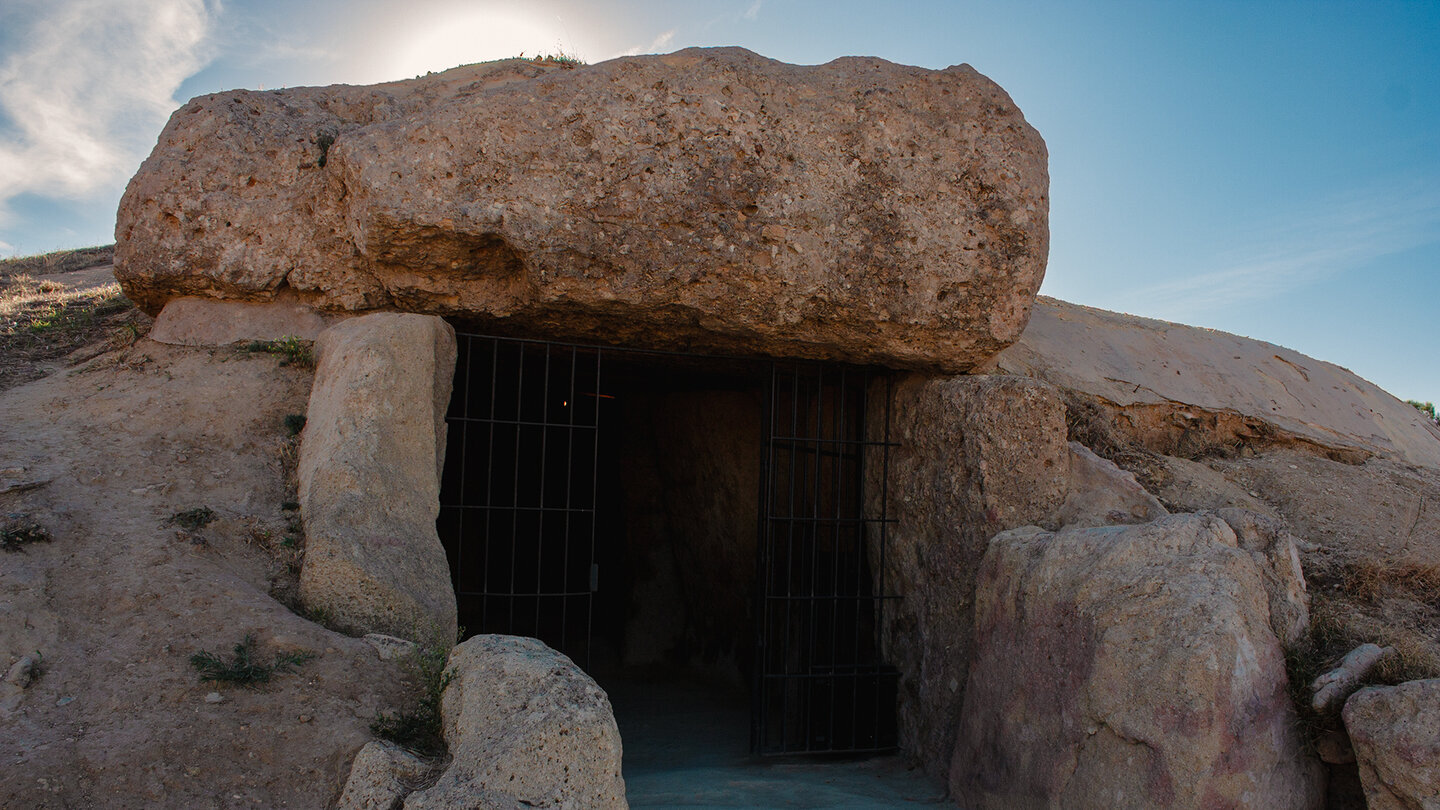 Der Dolmen de Menga – mit 5.700 Jahren eines der ältesten Megalithgräber Europas und UNESCO-Welterbe seit 2016