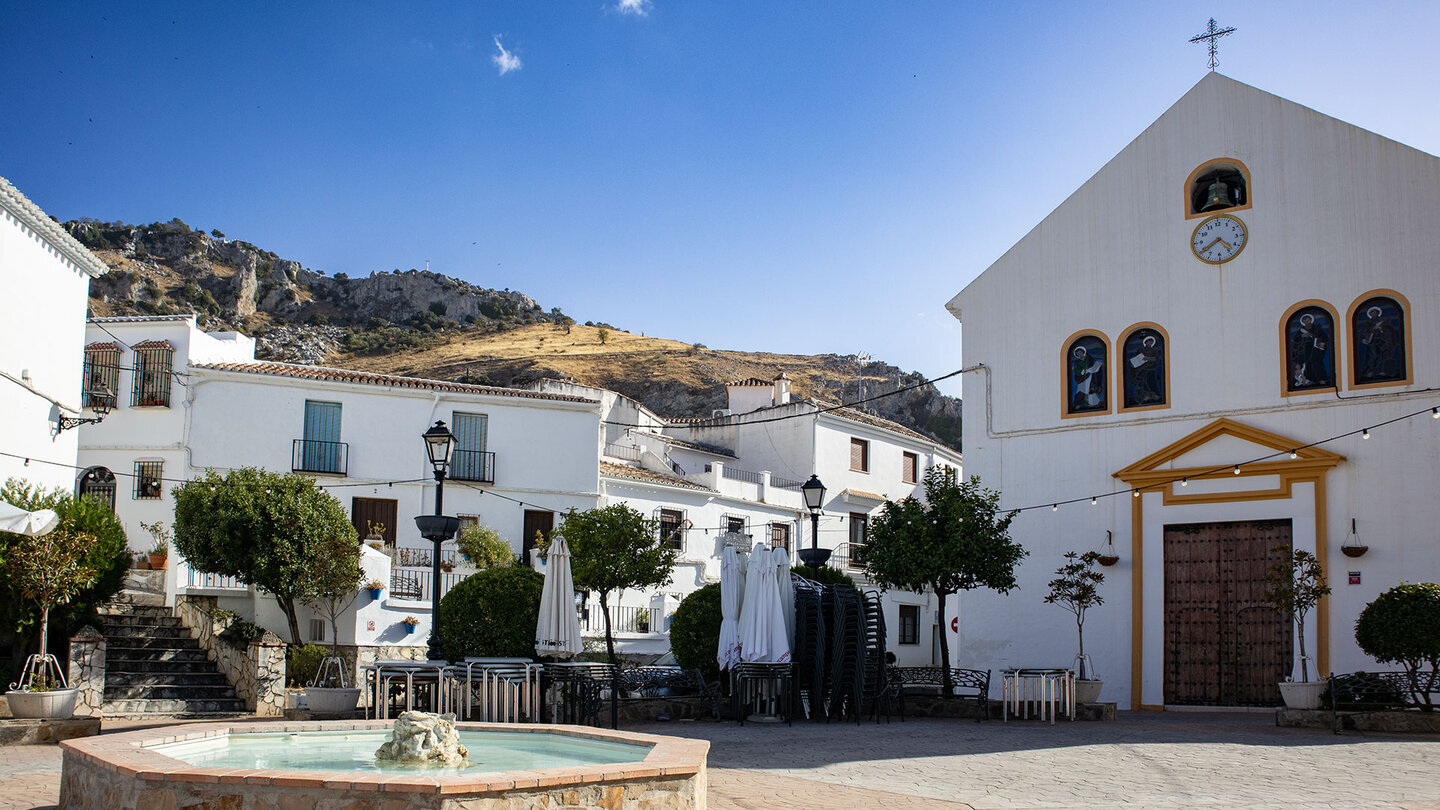 Der Paseo de la Constitución mit der Kirche Nuestra Señora de los Remedios – seit dem 16. Jahrhundert das Herz von Zuheros.