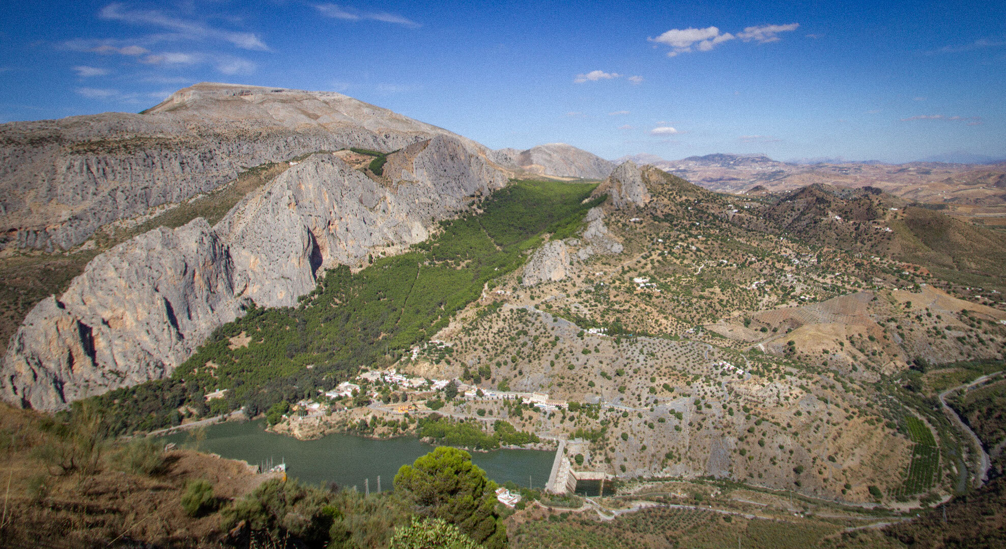Ortschaft El Chorro am Stausee in der Provinz Málaga – idealer Übernachtungsort am Südausgang der Route