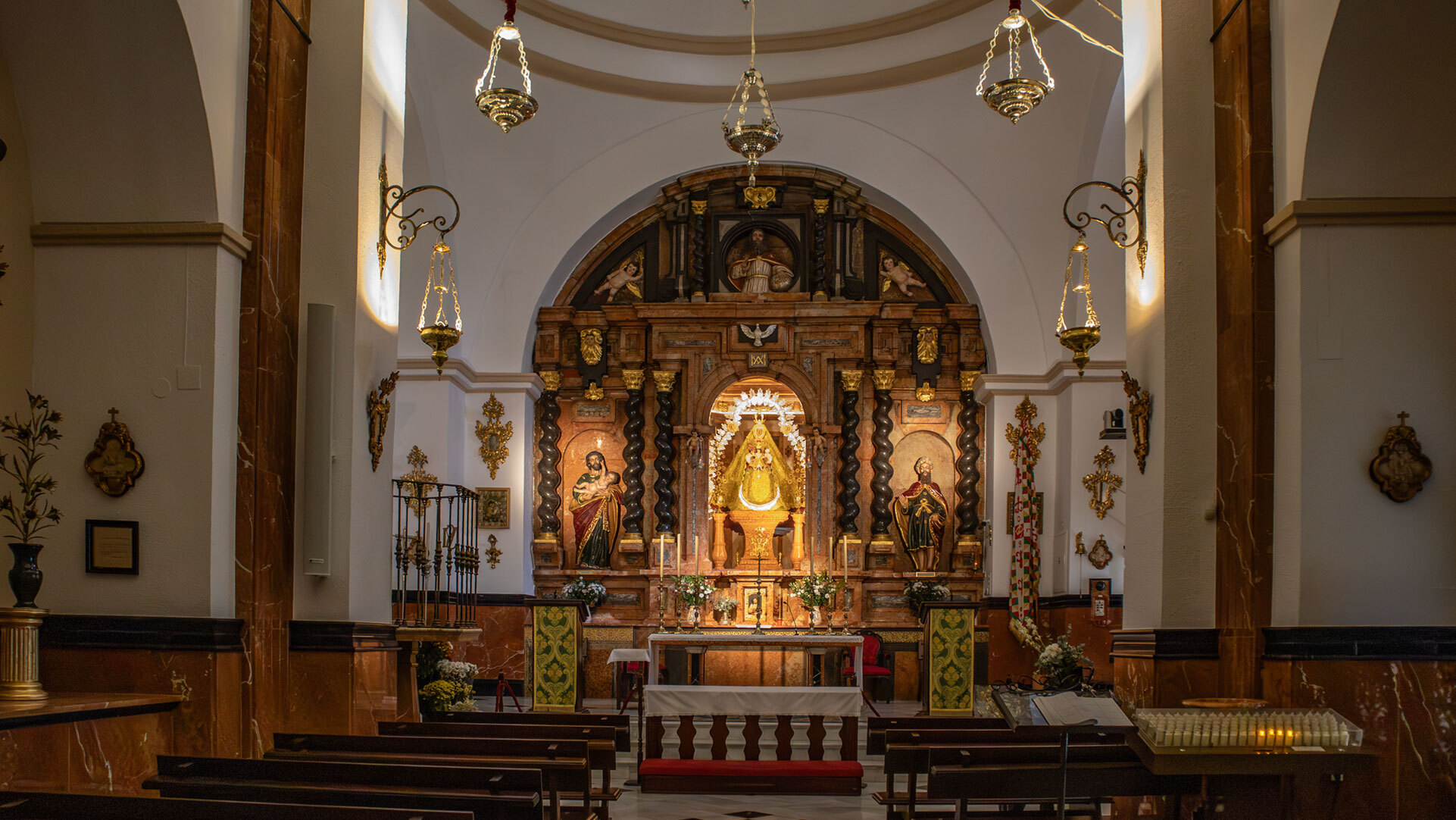 Der Altarraum der Ermita de Nuestra Señora de la Sierra – Heimat der frühgotischen Marienfigur Majari, Schutzpatronin von Cabra.