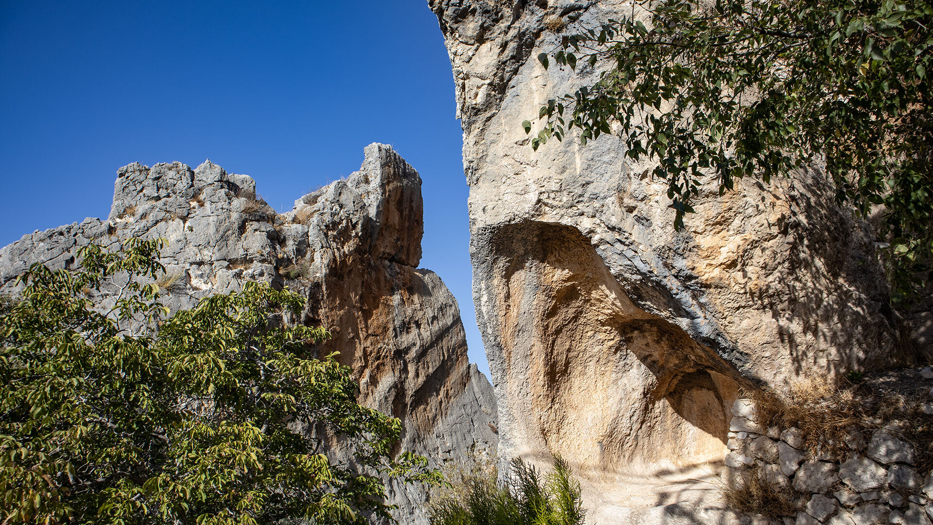 Felsen unterhalb der Burganlage von Zuheros