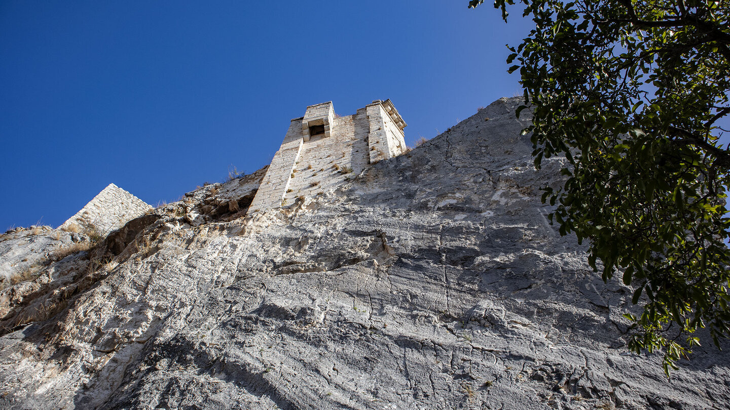 Das Castillo de Zuheros thront auf steilen Felsklippen – maurische Festung aus dem 9. Jahrhundert, scheinbar aus dem Stein selbst gewachsen.