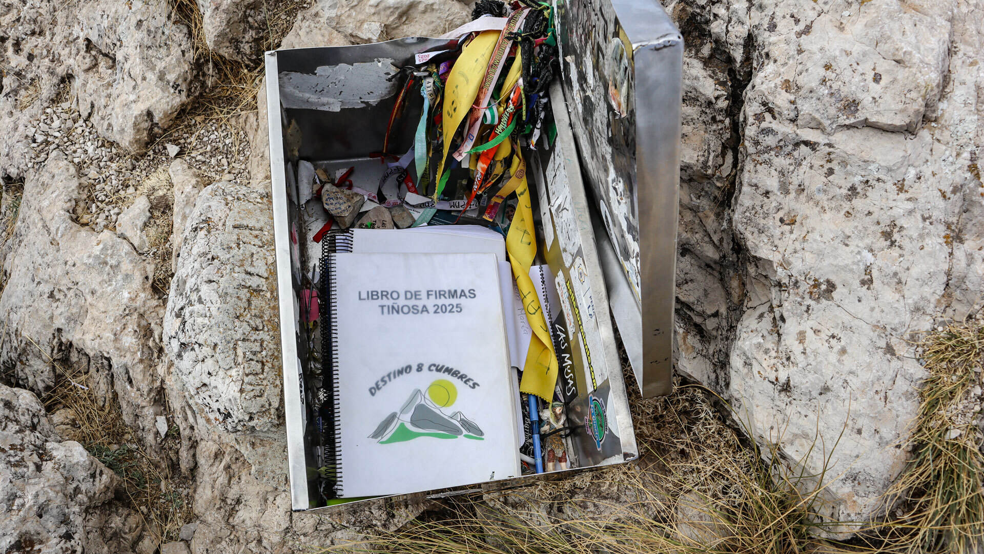 Die Metallkiste mit dem Gipfelbuch – eine bescheidene Anthologie der Subbética, geschrieben von allen, die hier ankamen.