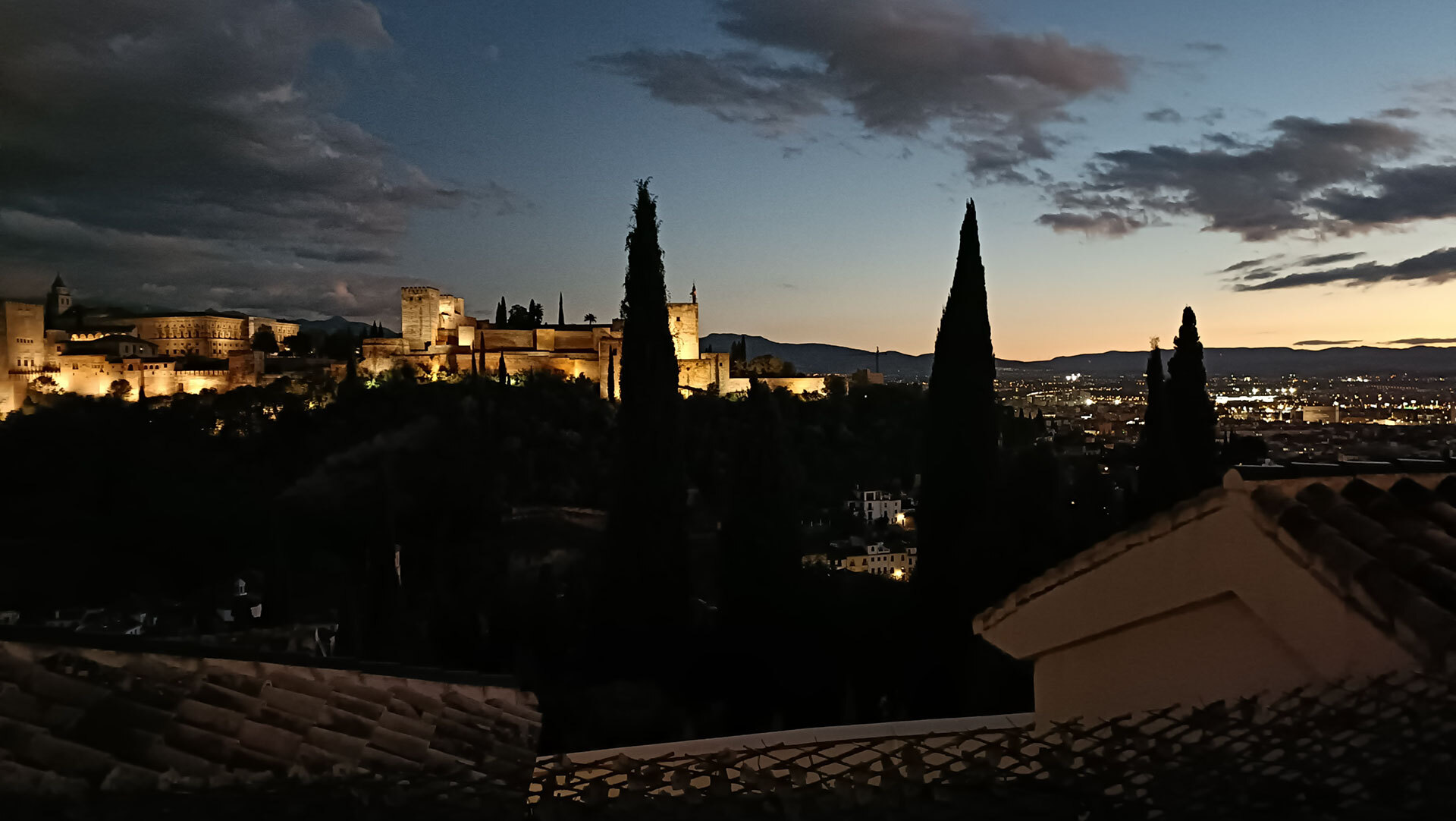 Blick auf die nachts beleuchtete Alhambra in Granada