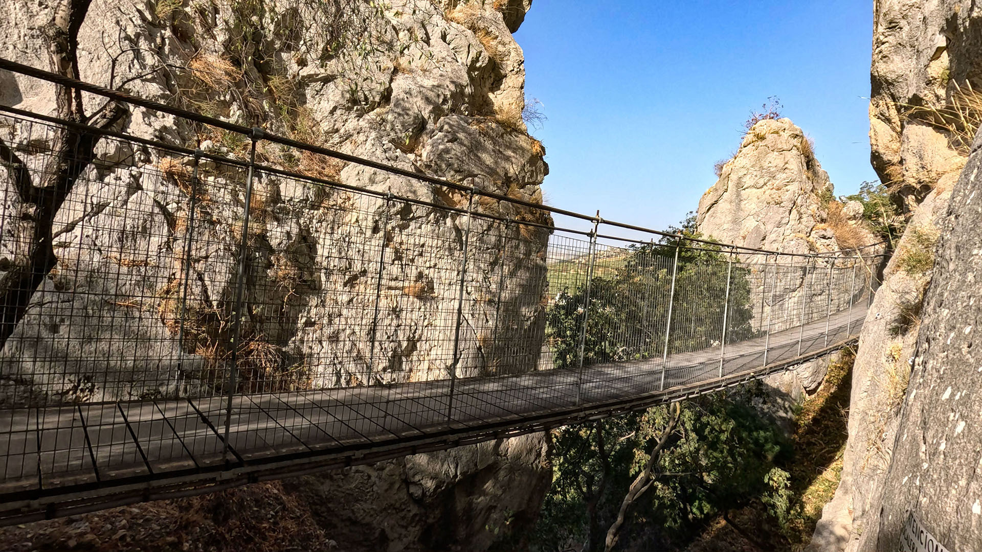 Die Hängebrücke im Parque periurbano de Zuheros — Höhepunkt der mittleren Rundtour