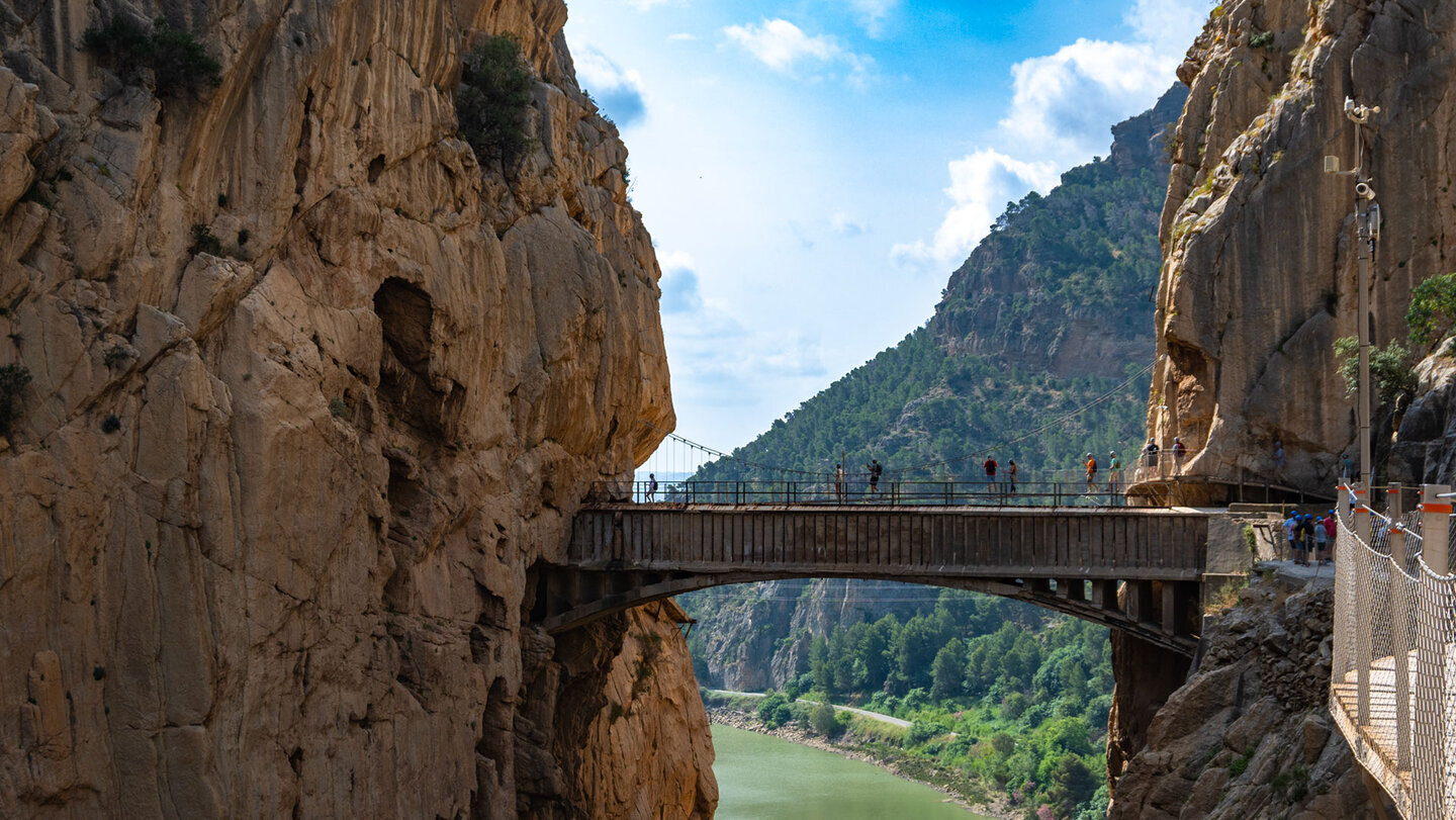 Hängebrücke über den Río Guadalhorce am Caminito del Rey – der dramatischste Übergang der gesamten Route
