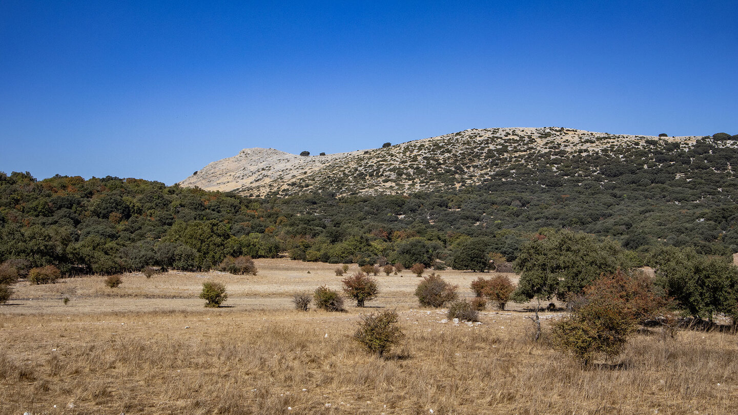 Berge umschließen die Polje de la Nava — am Fuß des Picacho liegt die größte Karst-Senke der Subbética
