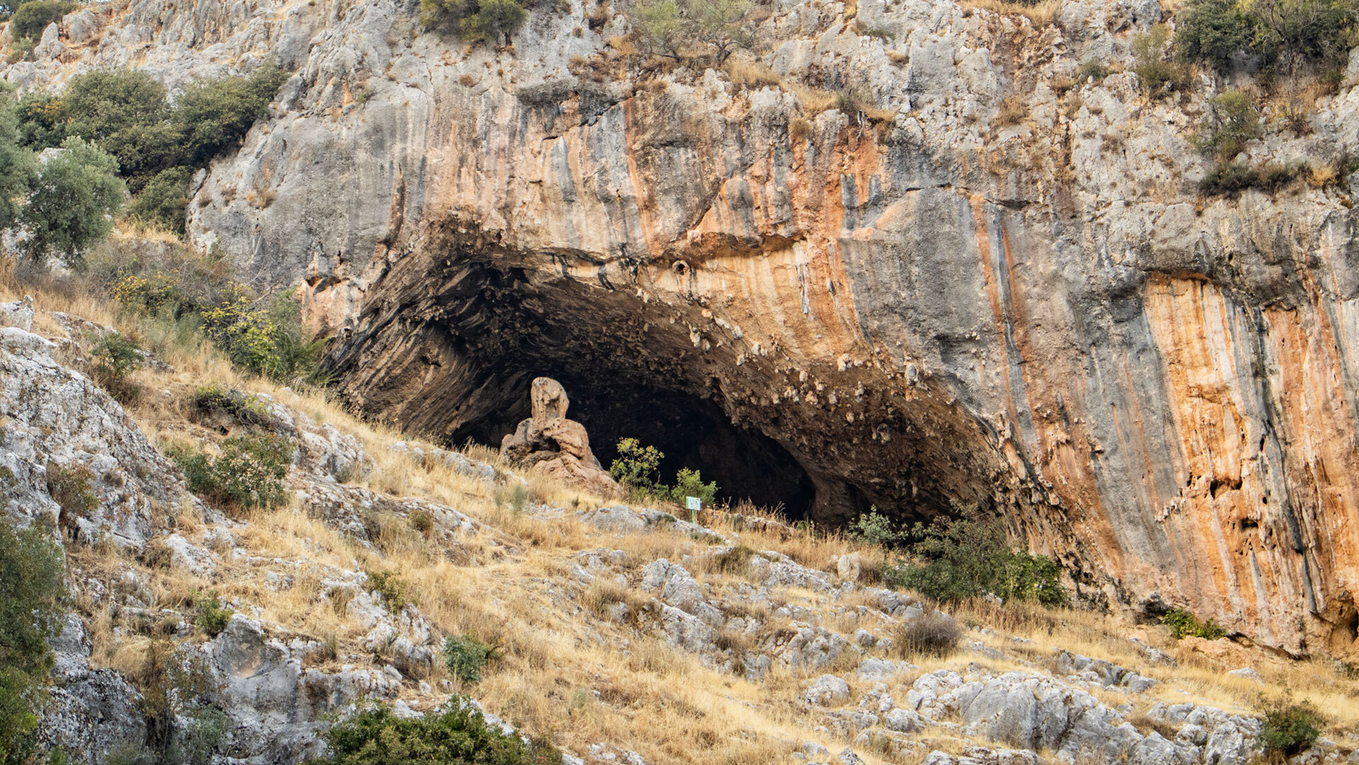 Die Cueva del Fraile – Höhle des Mönchs, benannt nach einer Stalagmitenformation, mit neolithischen Wandmalereien.
