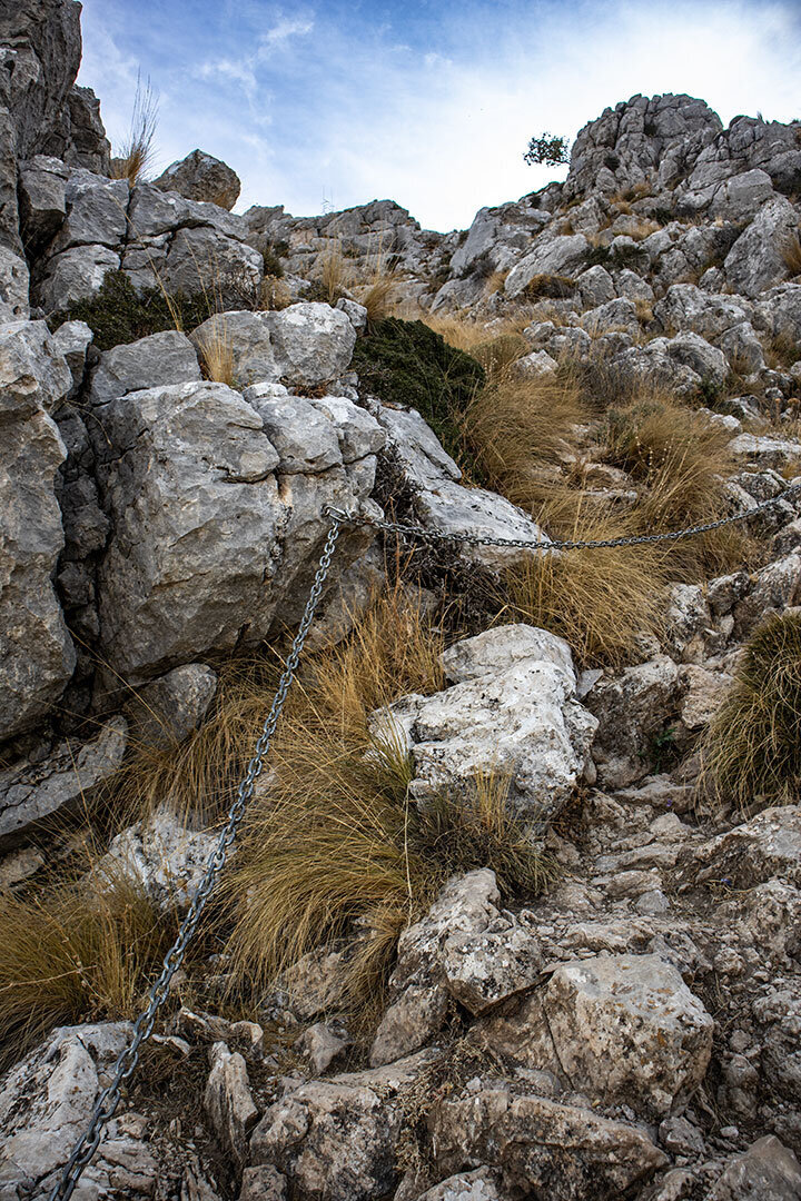 Die erste Kettenpassage durch die Felsen am La Tiñosa — Trittsicherheit ist Pflicht