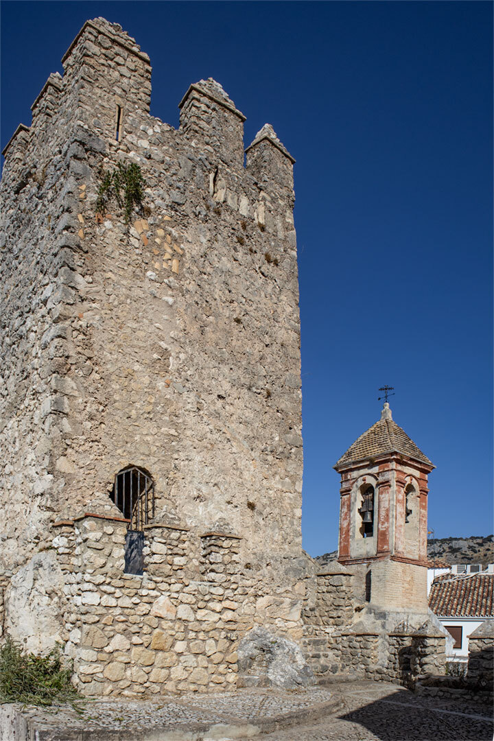Castillo und Glockenturm der Nuestra Señora de los Remedios in Zuheros