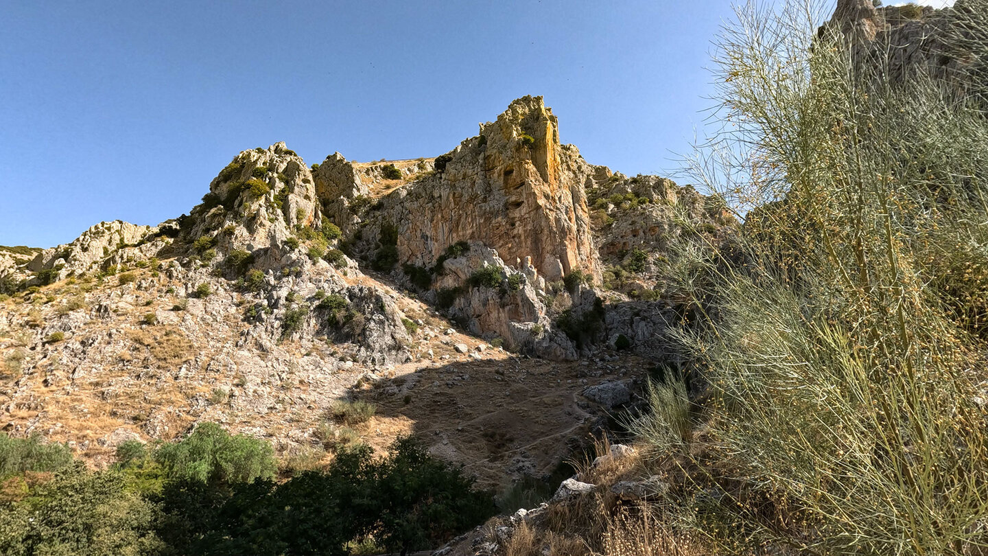 Blick zu den Klippen am Cañón del Río Bailón — die steile Felsstufe markiert den Übergang zur Hochebene