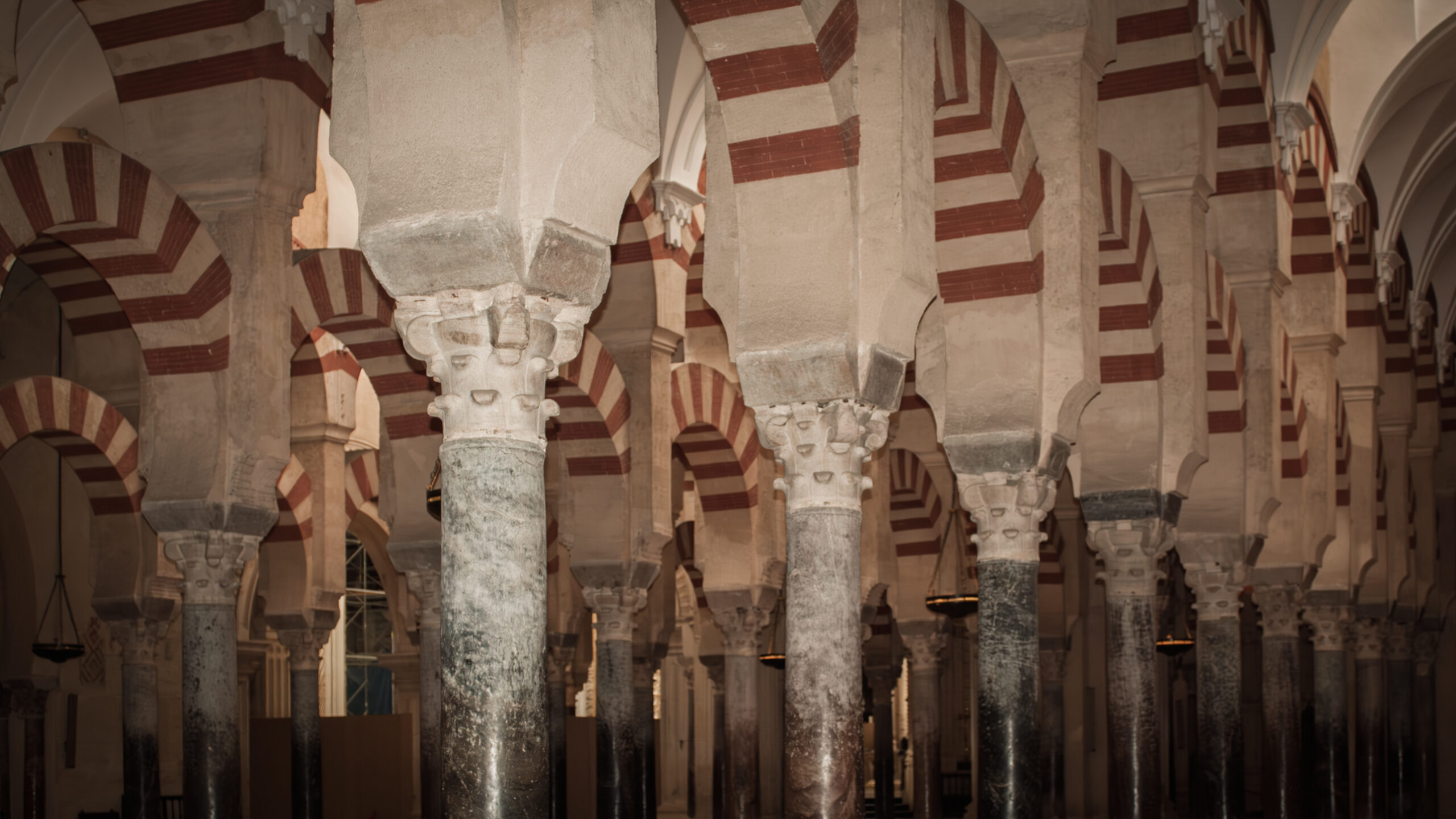 Das berühmte Säulenwald-Innere der Mezquita mit über 850 Säulen und doppelgeschossigen Hufeisenbögen
