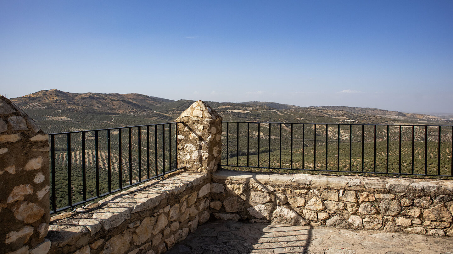 Der Mirador de la Villa am Fuß des Castillo – Postkarten-Blick auf Zuheros und die staffelnden weißen Häuser.