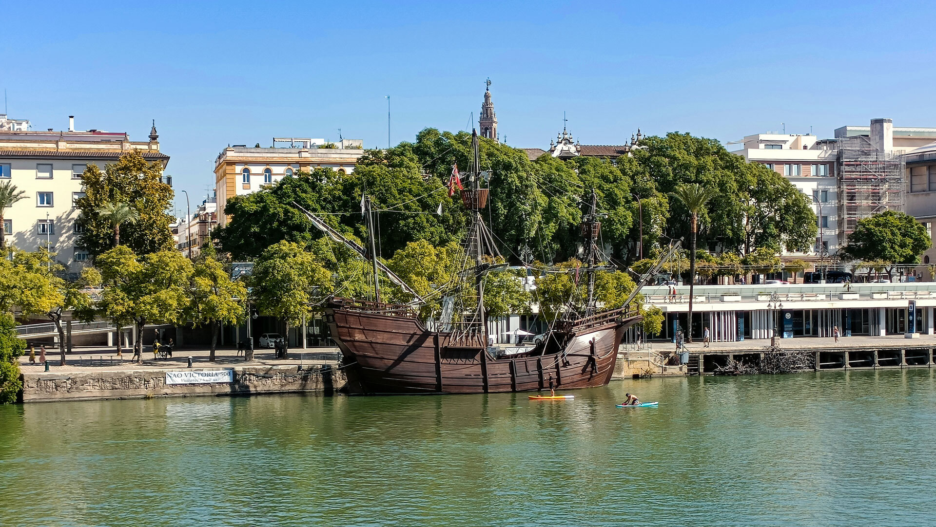 Replik der Nao Victoria, ein historisches Segelschiff am Ufer des Flusses Guadalquivir in Sevilla
