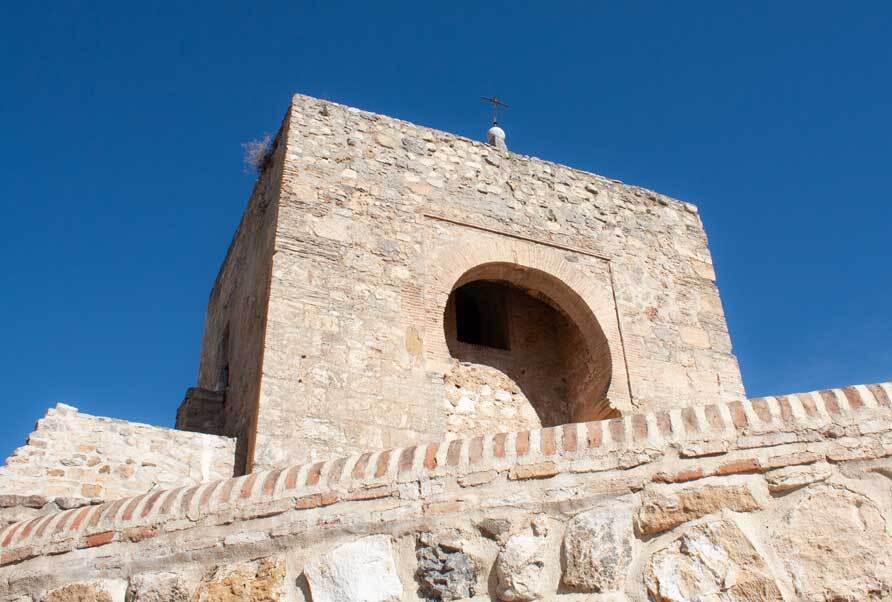Puerta de Málaga – das historische Stadttor ist der klassische Aufstiegspunkt zur Alcazaba