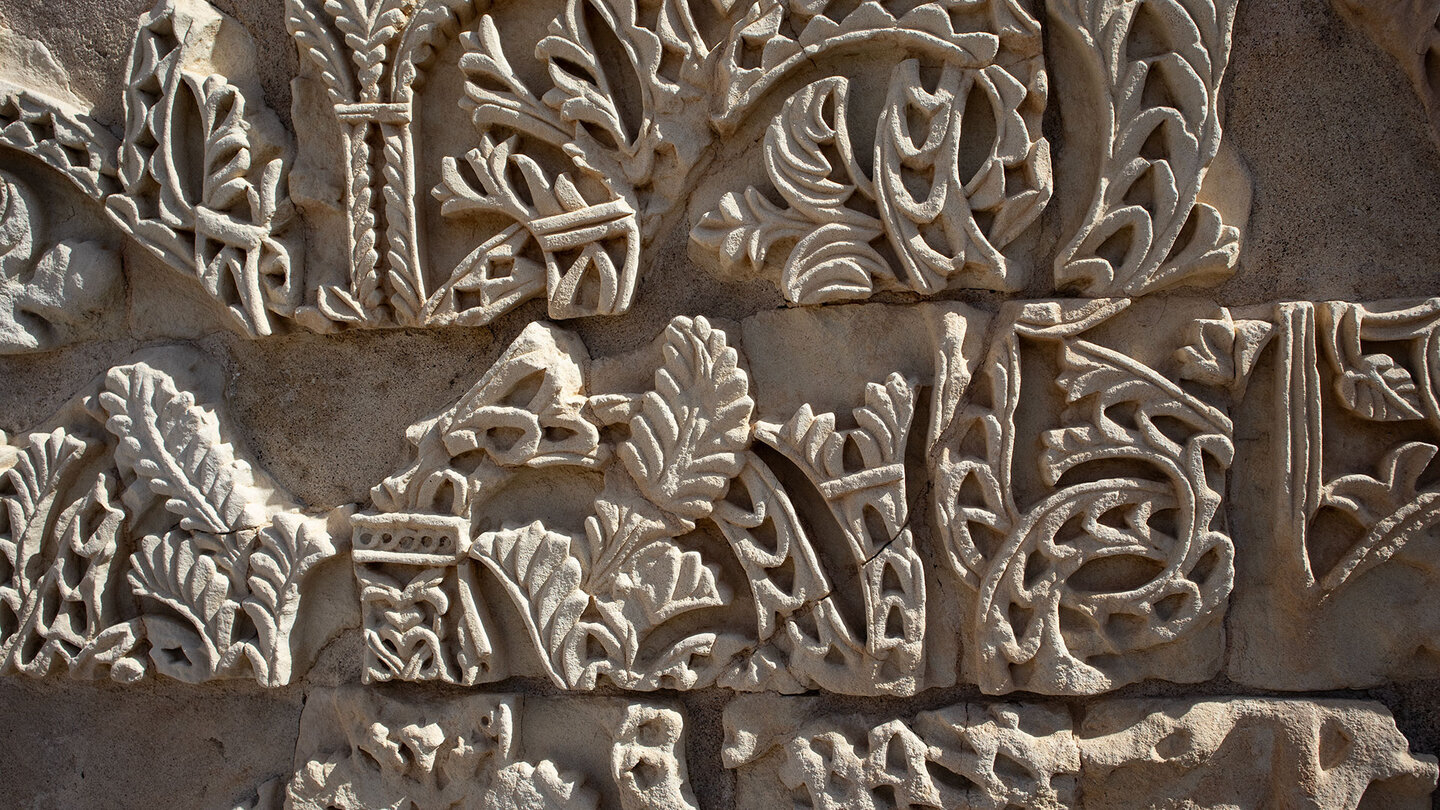 Maurische Stuckornamente in Medina Azahara – einst leuchtend bemalt, heute in steinerner Schlichtheit