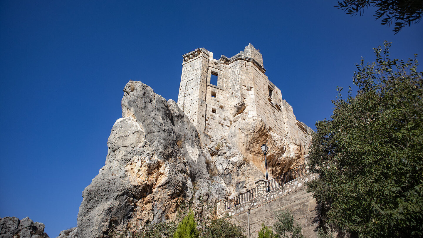 Ruine des Renaissance-Palasts in Zuheros – im 15./16. Jahrhundert errichtet auf den Resten der maurischen Burg, ein Symbol der Reconquista.
