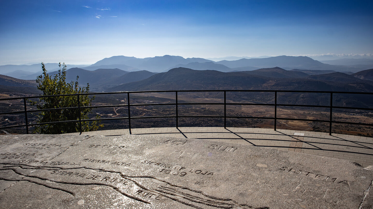 Der Aussichtspunkt auf dem Picacho de Cabra bietet ein Panorama über die Sierra de Rute — auf der anderen Seite öffnet sich der Blick bis zur Sierra Nevada