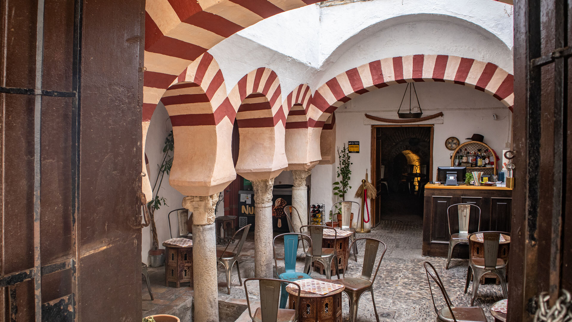 Ein Patio in Córdoba – die typischen Innenhöfe sind oft Bühne für ein entspanntes Mittagessen