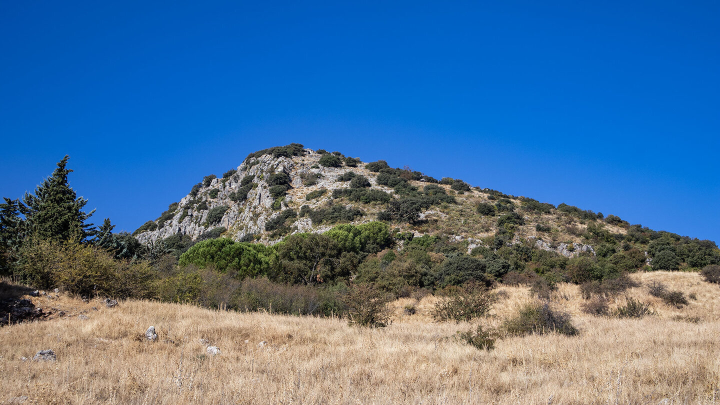 Der Picacho de la Sierra de Cabra von der Hochebene La Nava — die markante Silhouette ist von weit sichtbar