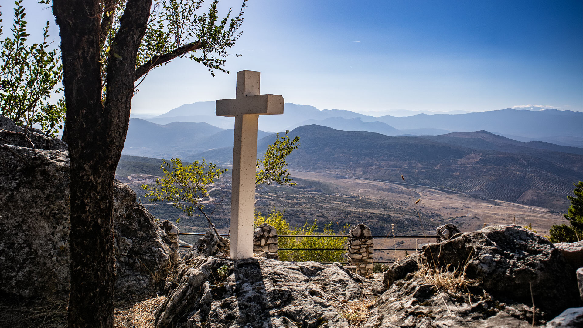 Der Mirador de las Sierras Subbéticas am Heiligtum – an klaren Tagen reicht der Blick über fünf andalusische Provinzen.