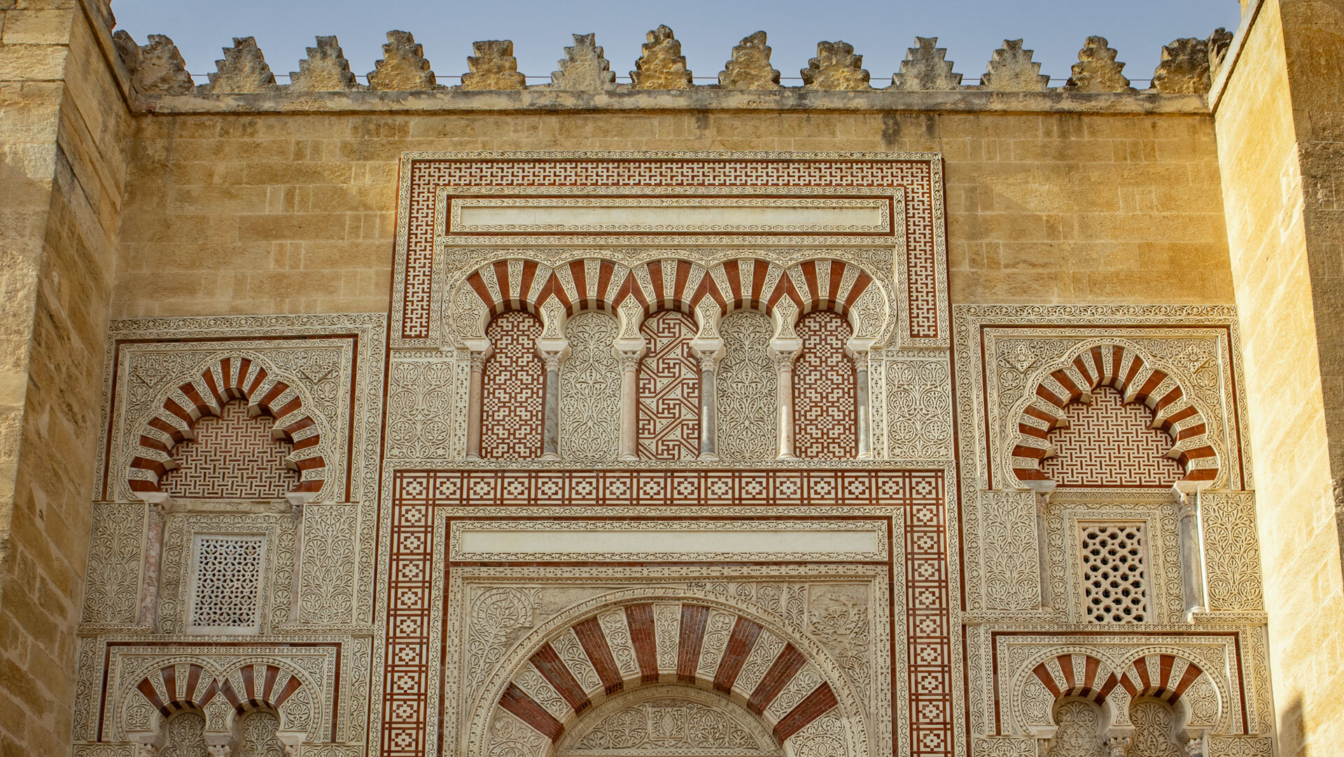 kunstvoll geschmücktes Portal der Mezquita in Cordoba