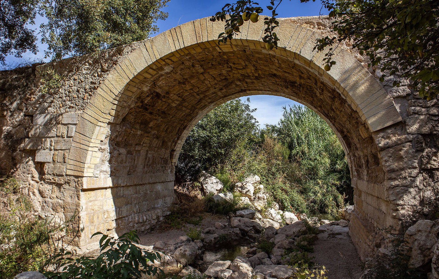 Die Puente Califal am Fluss Palancar – einzige erhaltene Brücke aus der Kalifatszeit im Süden der Provinz Córdoba, über 1.000 Jahre alt.