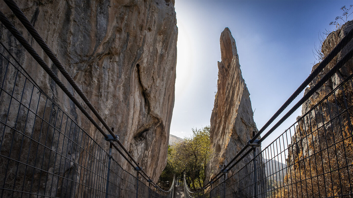 Hängebrücke am Weg unterhalb der Burg von Zuheros — sie schwankt unter den Schritten, was für Kinder oft das größte Erlebnis ist