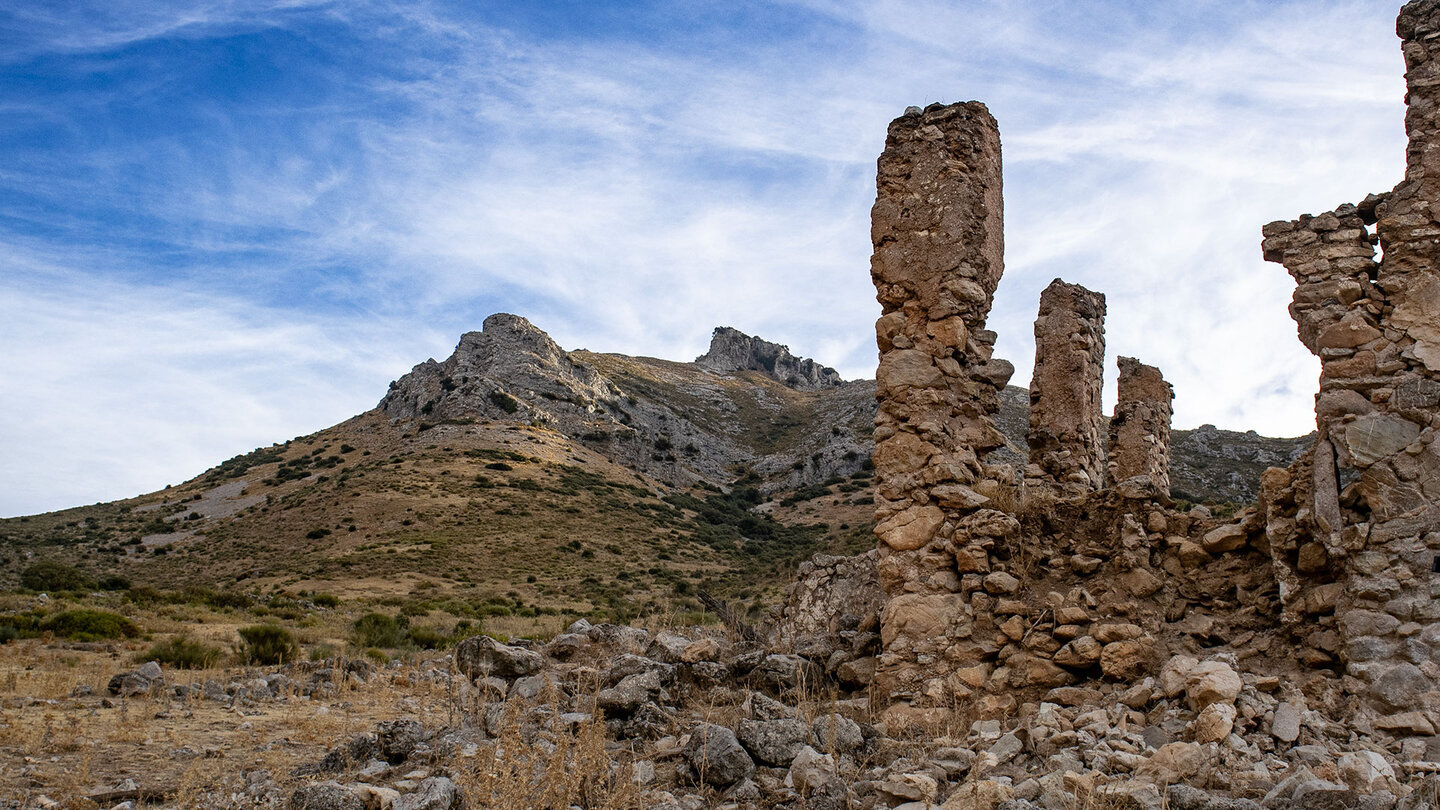 Die Ruinen des Cortijo de Cañatienda vor der Silhouette des La Tiñosa