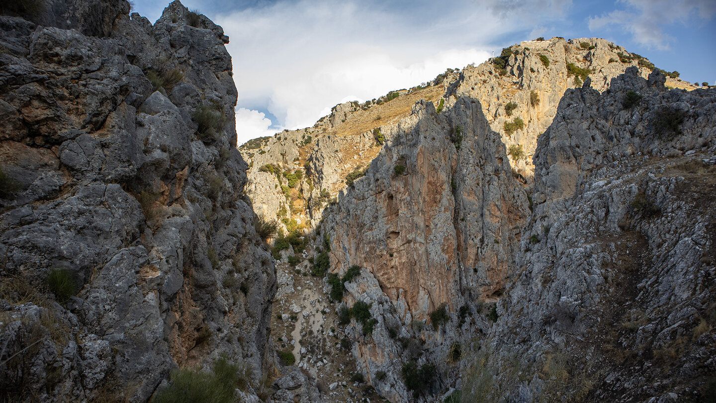 Die Steilwände des Cañón del Río Bailón – manchmal nur dreißig, vierzig Meter breit, oben überragt von Wänden, die hundert Meter und mehr in den Himmel stehen.