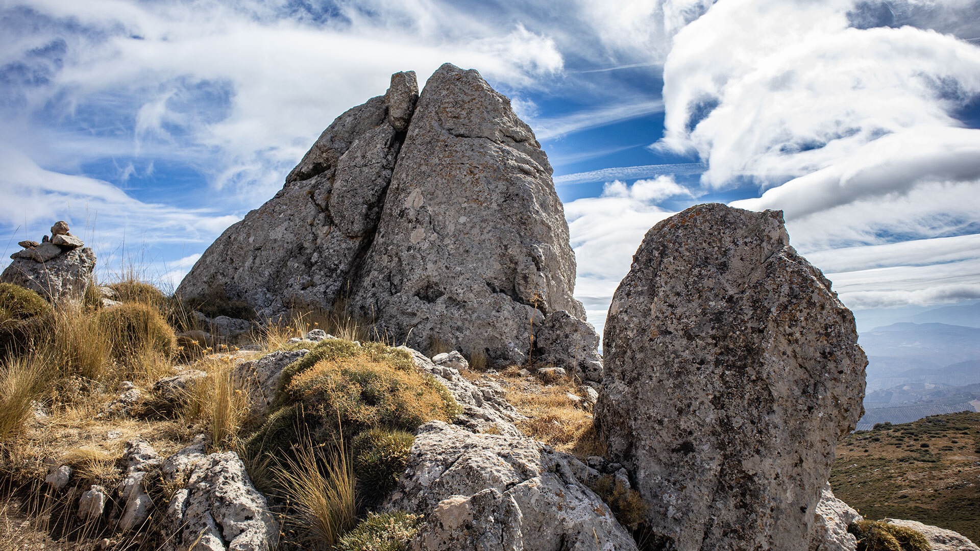 Zerklüftete Kalk- und Dolomitfelsen prägen die Gipfelregion – Spuren von 200 Millionen Jahren Erdgeschichte.