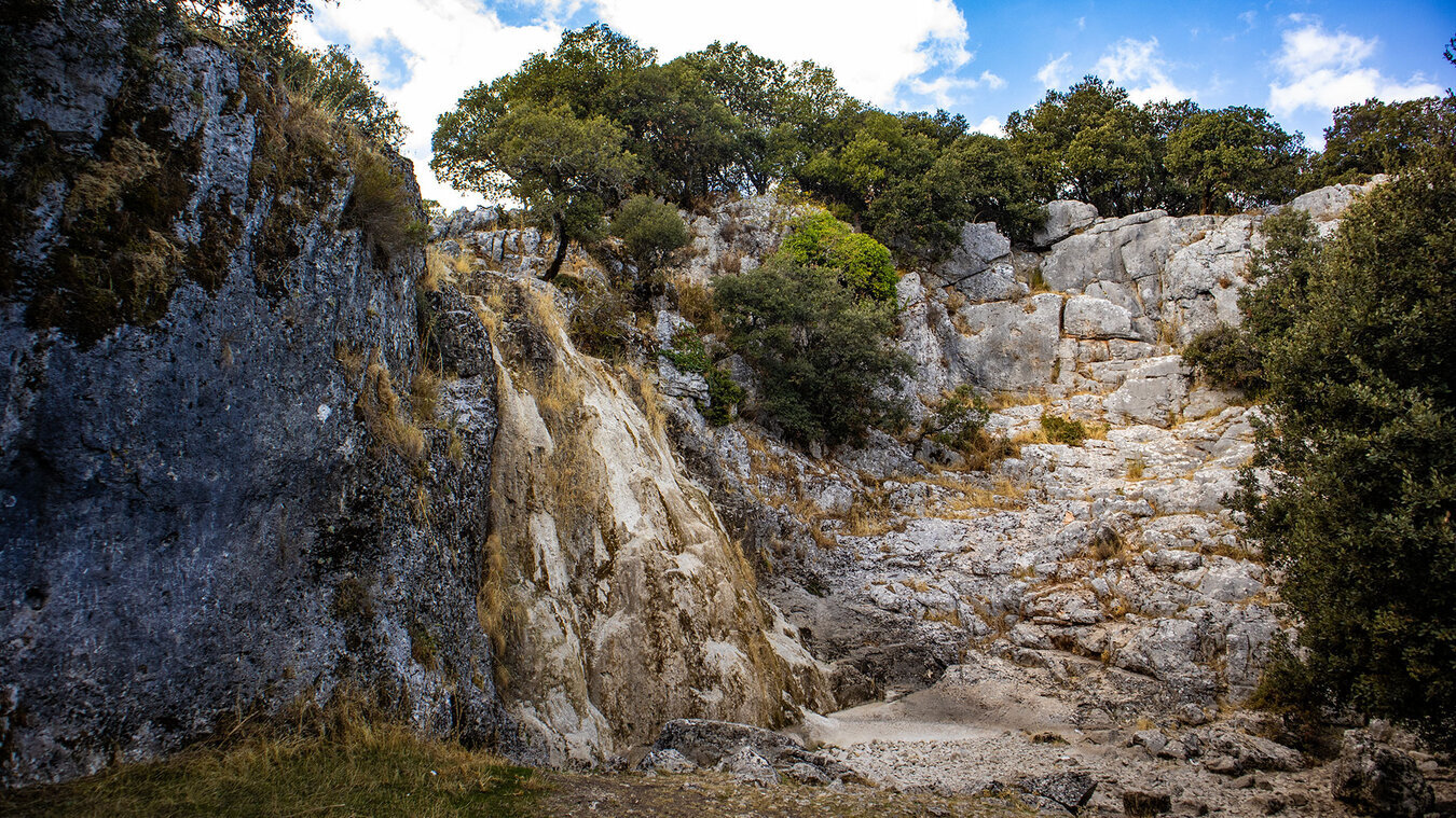 Karstwasserlandschaft der Subbética – im Frühling aktiv, im Sommer trocken. Anders als Grazalema, das ganzjährig Wasser hat.