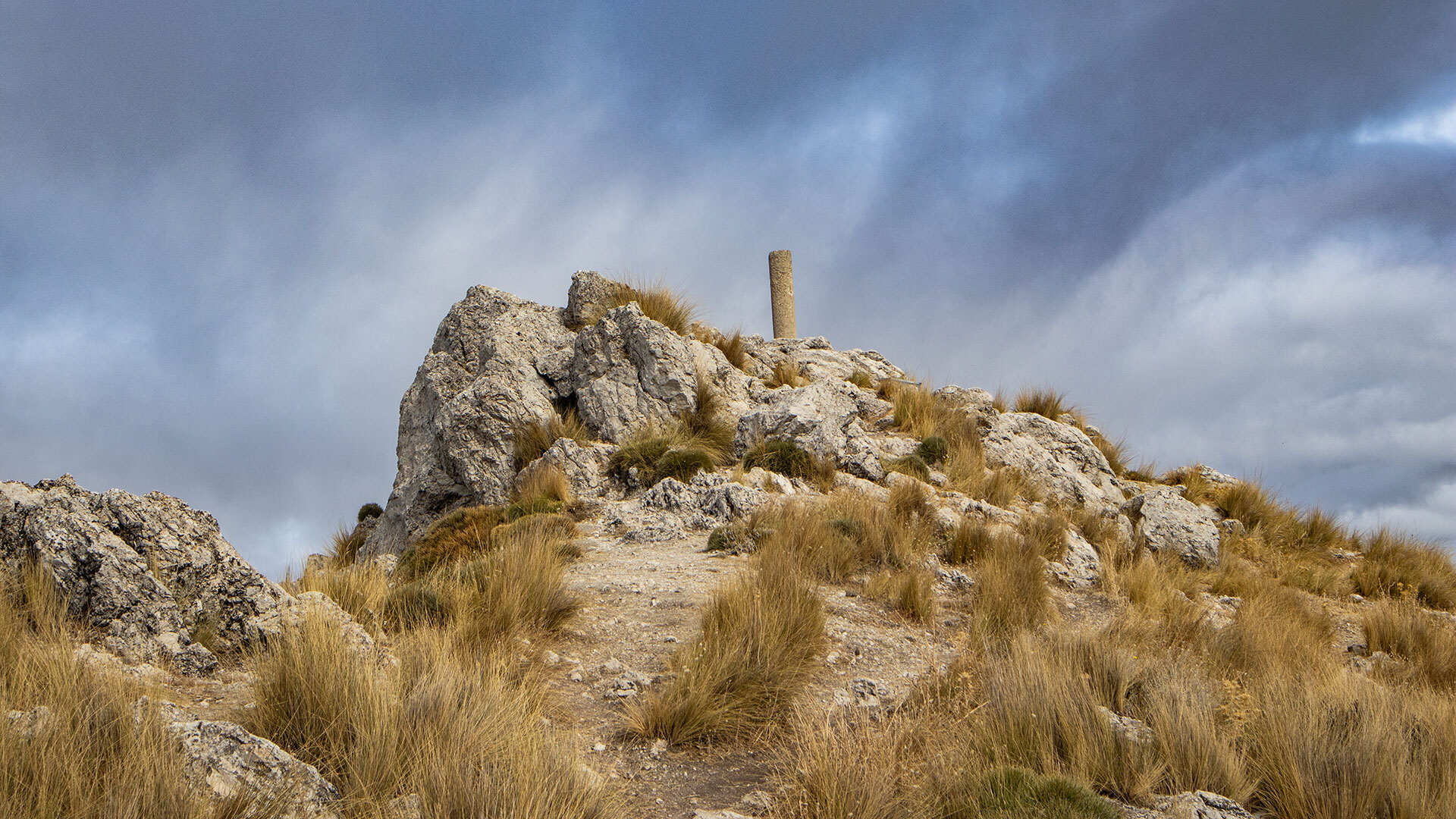 Der Geodäsiepfeiler am Gipfel des La Tiñosa: 1.570 Meter Höhe und die Weite über Andalusien bis zur Sierra Nevada.