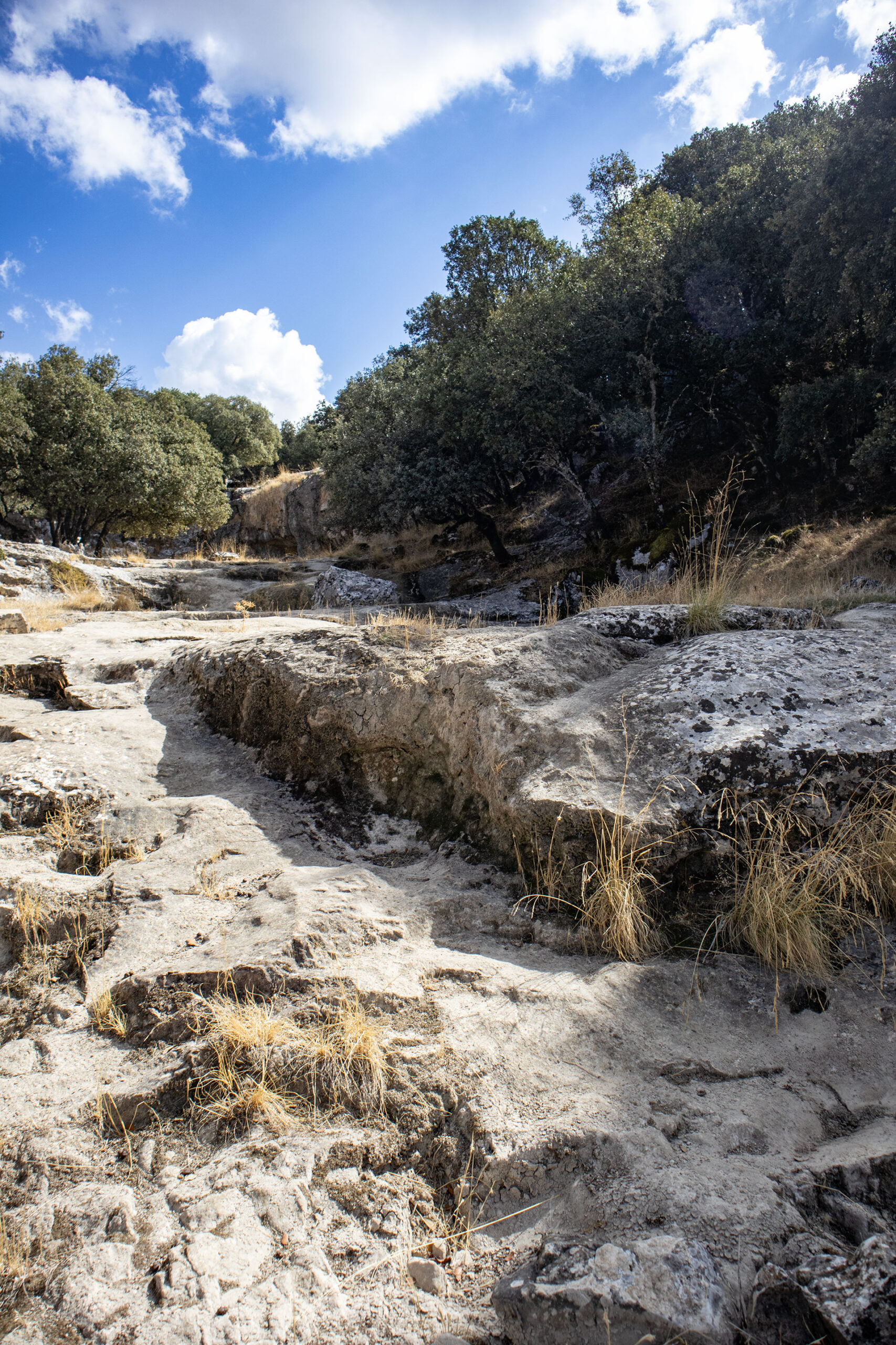 Wanderung durchs trockene Bachbett im Arroyo de Fuenseca im Sommer