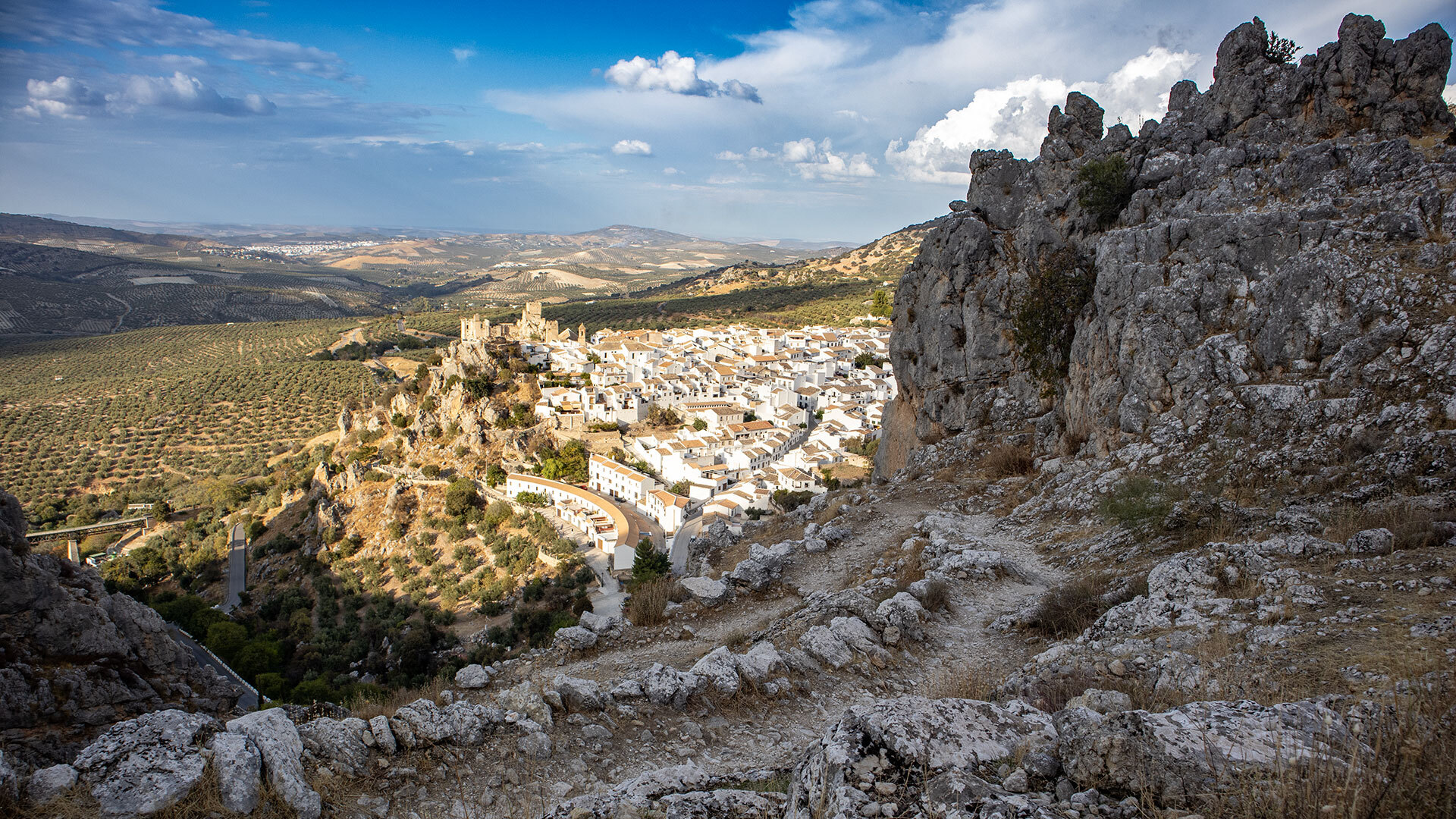 Blick auf Zuheros durch die Steilwände des Cañón del Río Bailón — Zielpunkt aller drei Varianten