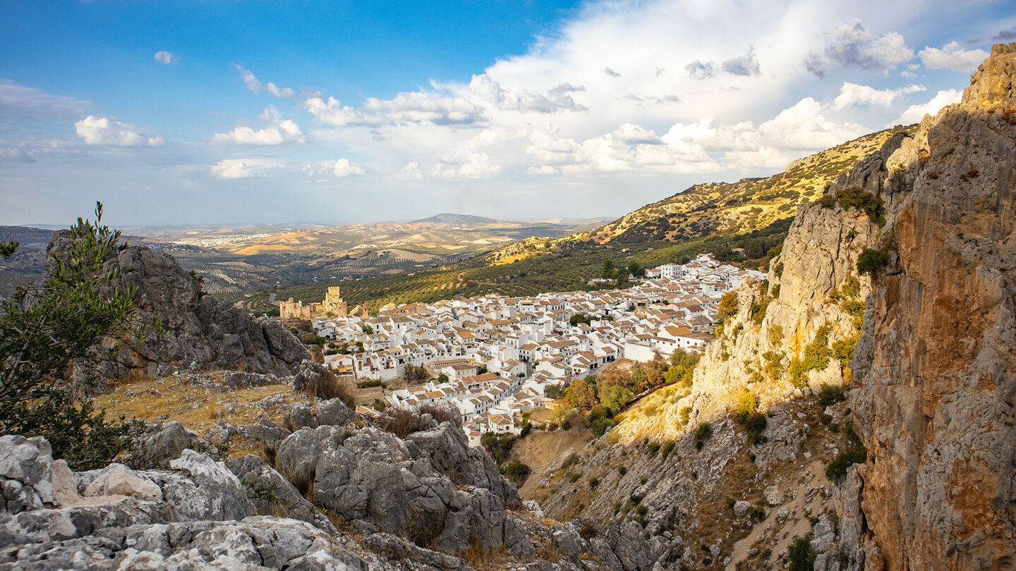Zuheros über der Bailón-Schlucht – der unangefochtene Spitzenreiter unserer Rangliste der schönsten Pueblos Blancos Andalusiens.
